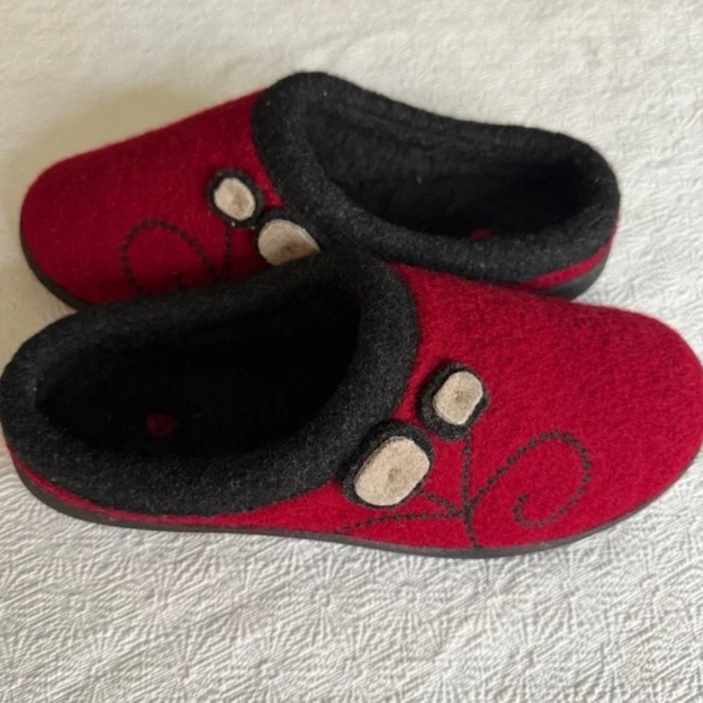 Acorn Dara Embroidered Clog Slippers Red & Black Sole Slippers size 8